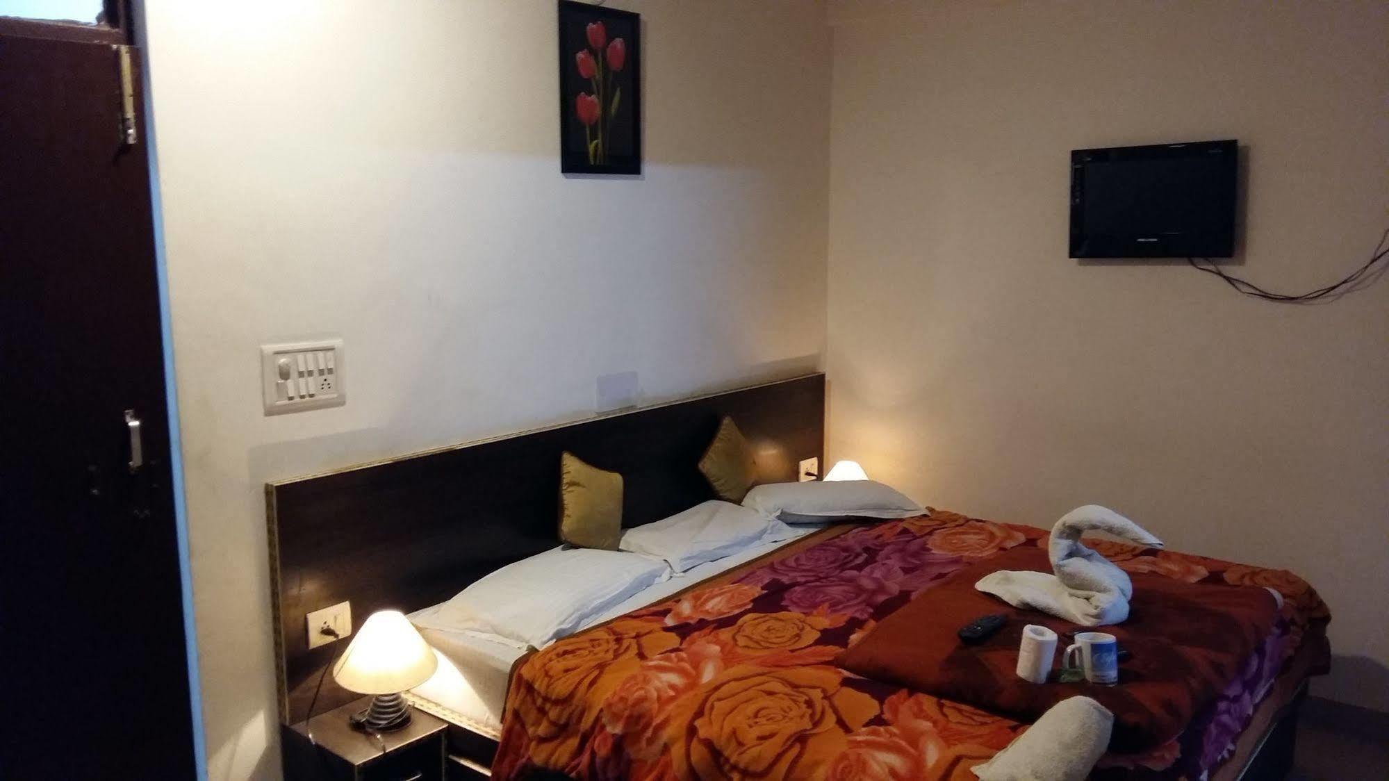 Hotel Safari Агра Екстериор снимка